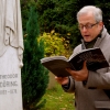 Schauspieler Hans-Jürgen Schatz (Initiator der Aktion zur Restaurierung der fünf Gräber) spricht während der Übergabe am 22. November 2013 am Grab Dörings
